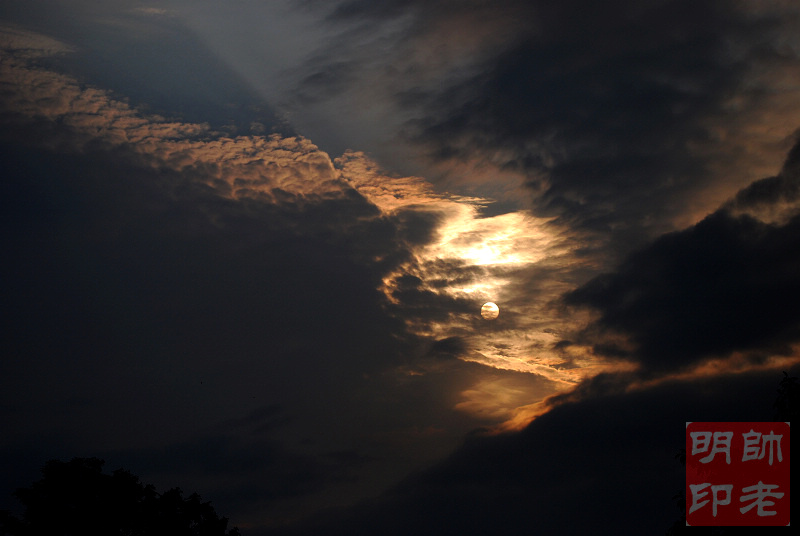 天空奇观再现：神秘光柱照亮夜空