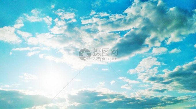 天空中突然出现一大群飞鸟，形成巨大鸟群奇观