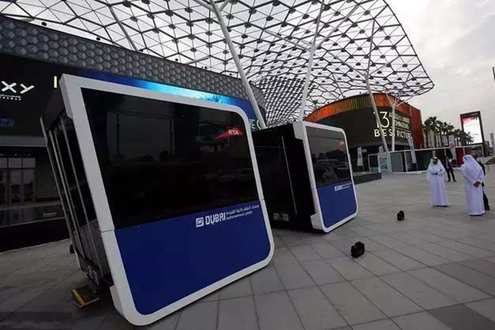 无人驾驶出租车正式迈入商业运营里程碑时刻