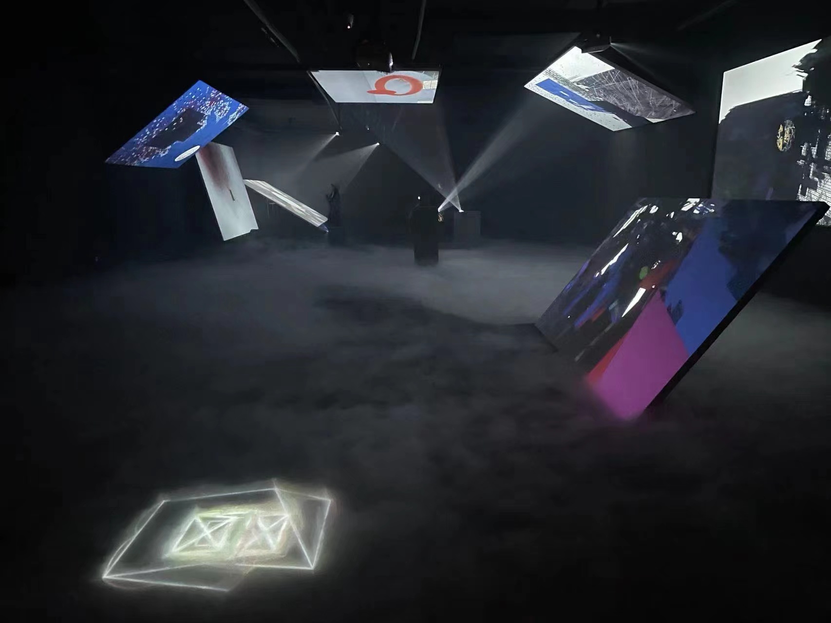 光影与科学交织：《奥本海默》中科学顾问团队的工作点滴