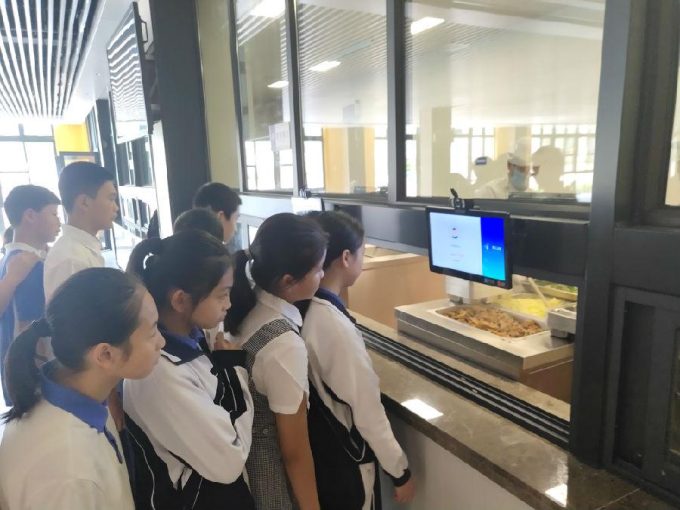 学校食堂采用预制菜，家长质疑：便捷是否意味着牺牲品质？