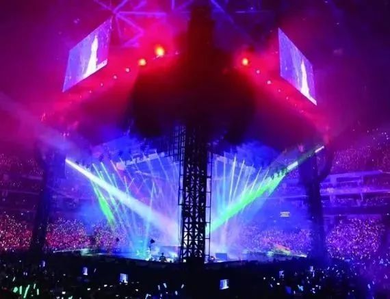 某明星演唱会门票30秒内抢购一空，粉丝们感叹手速不如票速